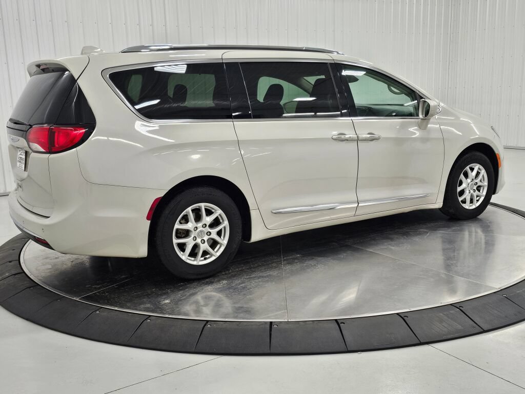 Used 2020 Chrysler Pacifica Touring-L FWD image 5