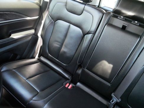 Used 2023 Jeep Grand Cherokee Limited w/ Black Appearance Package AWD/4WD image 12