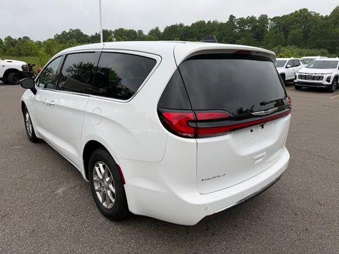 Used 2026 Chrysler Pacifica Select FWD image 6