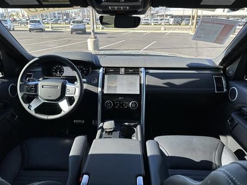 Used 2025 Land Rover Discovery Dynamic SE AWD/4WD image 6