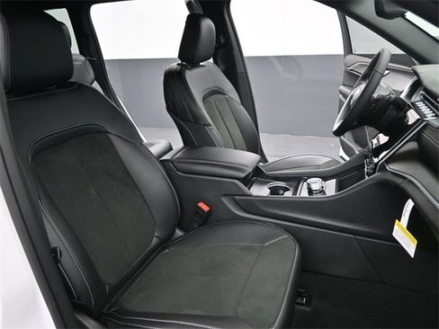 New 2025 Jeep Grand Cherokee Altitude image 16