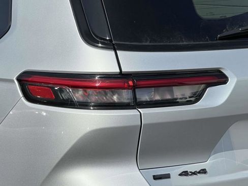 Used 2023 Jeep Grand Cherokee L Laredo image 7