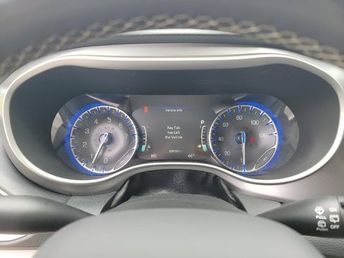 Used 2022 Chrysler Pacifica Touring-L FWD image 13
