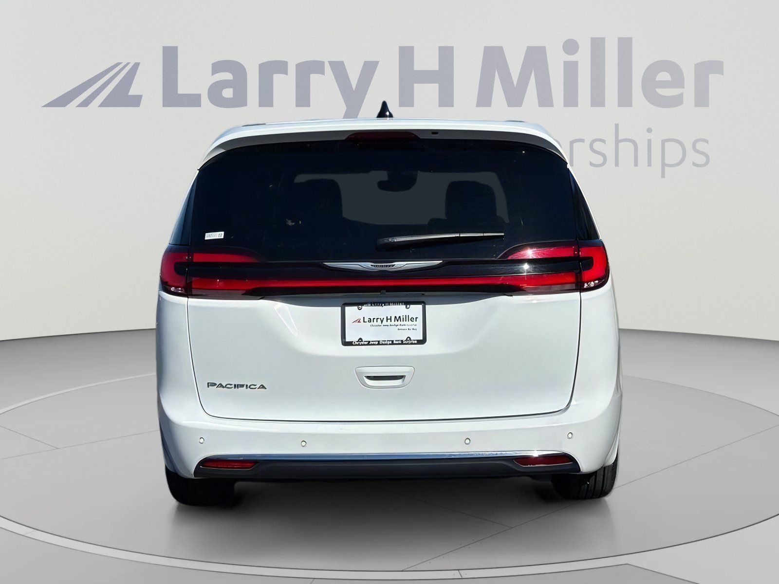 Used 2025 Chrysler Pacifica Select FWD image 5