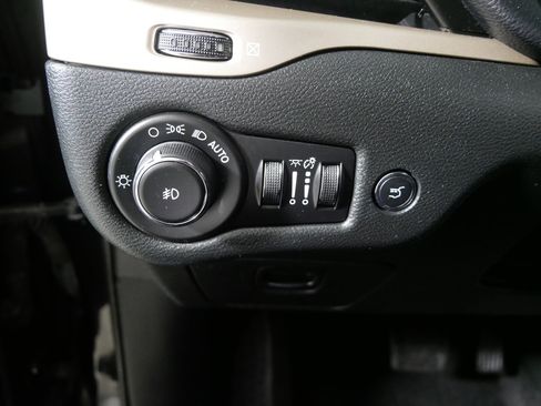 Used 2015 Jeep Cherokee Latitude w/ Comfort/Convenience Group image 26