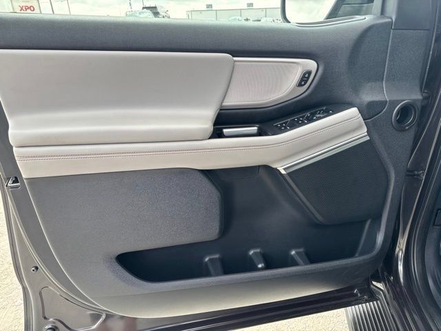 Used 2025 Ford Expedition Active AWD/4WD image 19