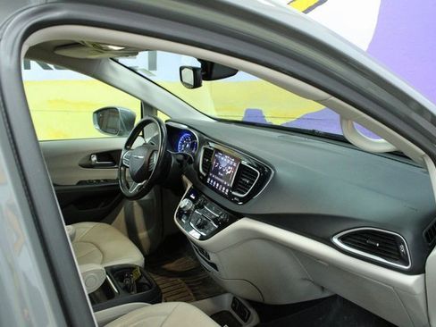 Used 2020 Chrysler Pacifica Touring-L image 13