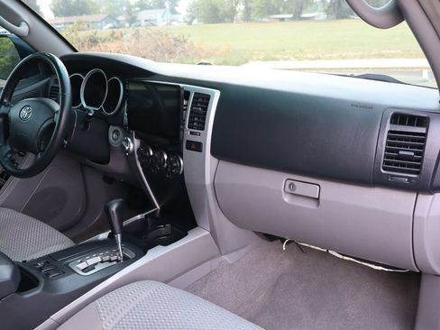 Used 2006 Toyota 4Runner SR5 AWD/4WD image 17