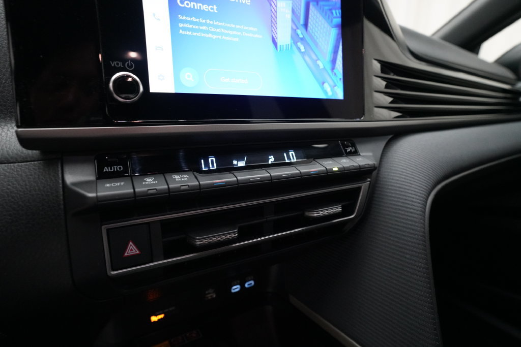 Used 2025 Toyota Camry SE FWD image 20