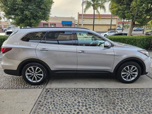 Used 2018 Hyundai Santa Fe SE image 4