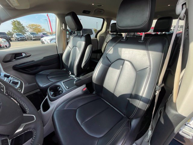 Used 2023 Chrysler Pacifica Touring-L AWD/4WD image 17