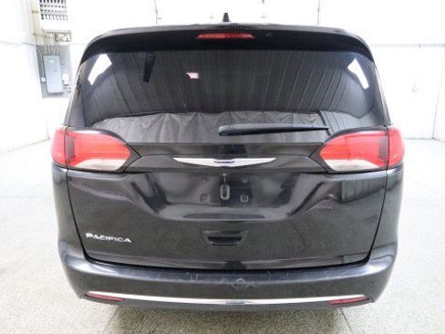 Used 2019 Chrysler Pacifica Touring-L image 8