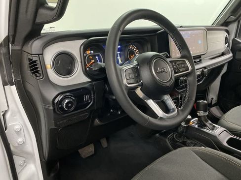 Used 2025 Jeep Wrangler Unlimited Sahara AWD/4WD image 2