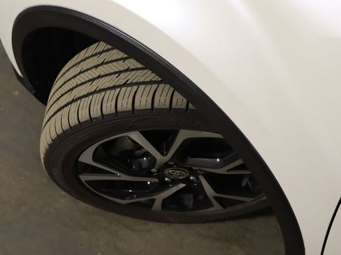 Used 2020 Toyota C-HR XLE image 40