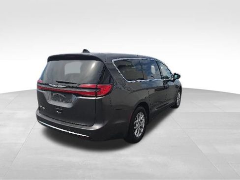 Used 2023 Chrysler Pacifica Touring-L FWD image 6