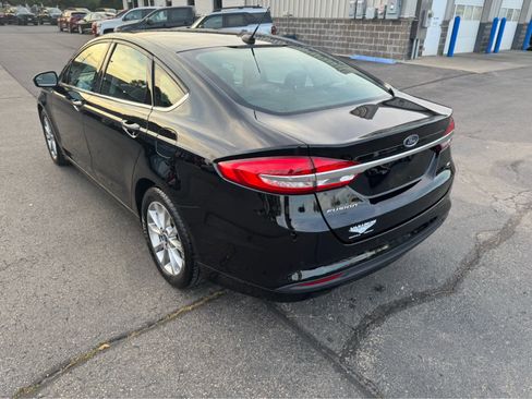 Used 2017 Ford Fusion SE w/ Fusion SE Technology Package image 5