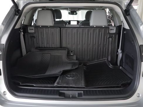 Used 2025 Toyota Highlander XLE AWD/4WD image 23