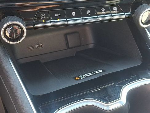 Used 2025 Chevrolet Traverse High Country w/ LPO, Floor Liner Package FWD image 28