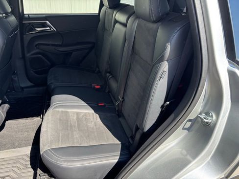 Used 2024 Mitsubishi Outlander SE image 32