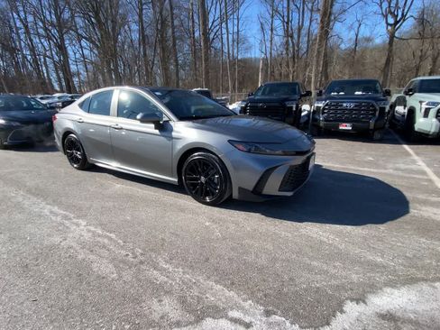Used 2025 Toyota Camry SE image 2