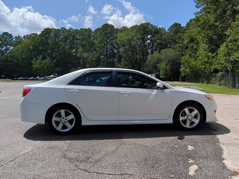 Used 2014 Toyota Camry SE FWD image 4