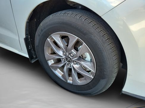 Used 2025 Toyota Sienna XLE image 15