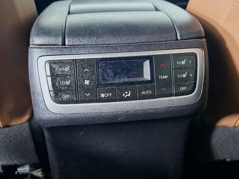 Used 2019 Toyota Highlander Limited Platinum w/ Carpet Mat Package (TMS) AWD/4WD image 27