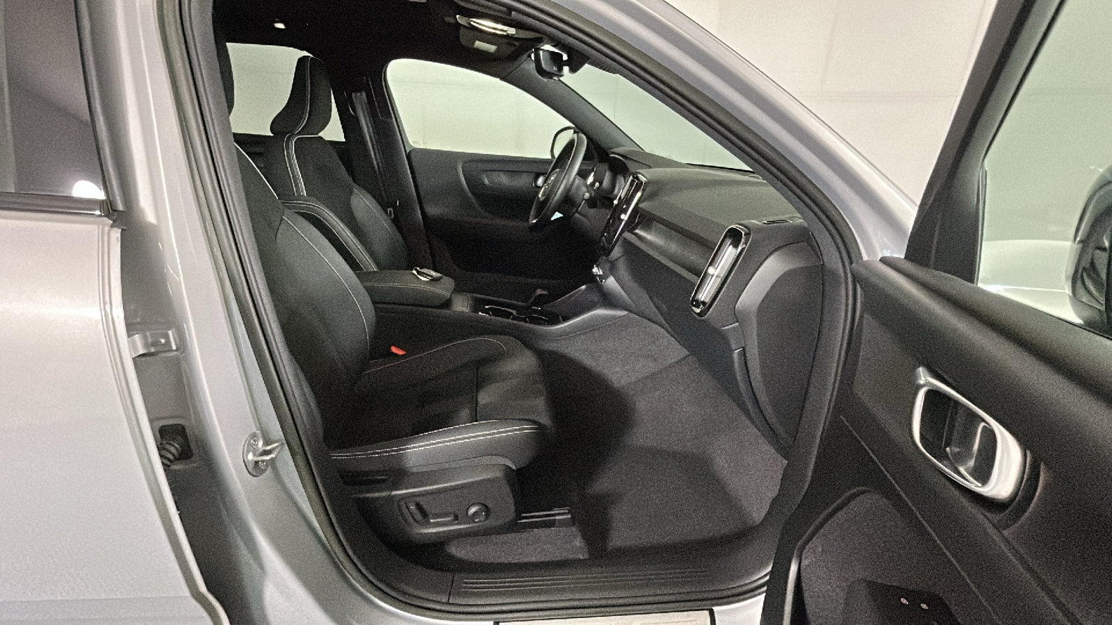 Used 2023 Volvo XC40 Recharge Plus AWD/4WD image 33