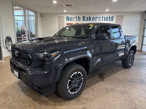 Used 2025 Toyota Tacoma TRD Sport image 1