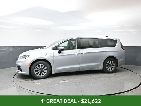 Used 2023 Chrysler Pacifica Touring-L FWD image 9