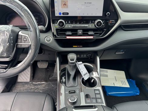 New 2025 Toyota Highlander Limited image 11