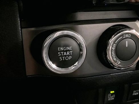 Used 2017 Toyota Tacoma TRD Off-Road AWD/4WD image 33