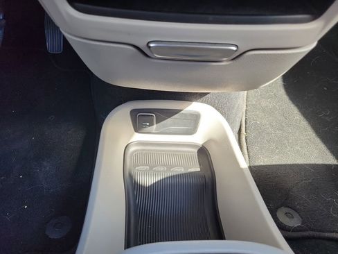 Used 2023 Chrysler Pacifica Touring-L FWD image 22