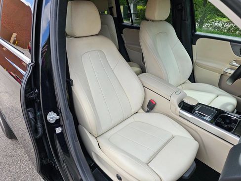 Used 2020 Mercedes-Benz GLB 250 w/ Premium Package image 32