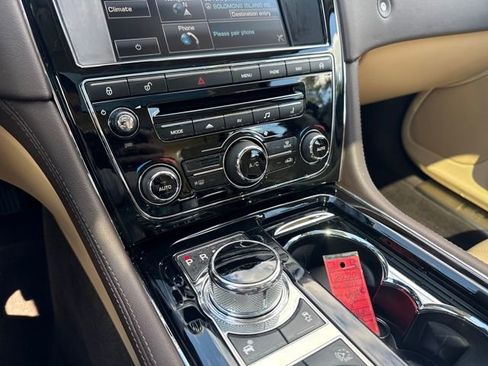 Used 2015 Jaguar XJ image 17