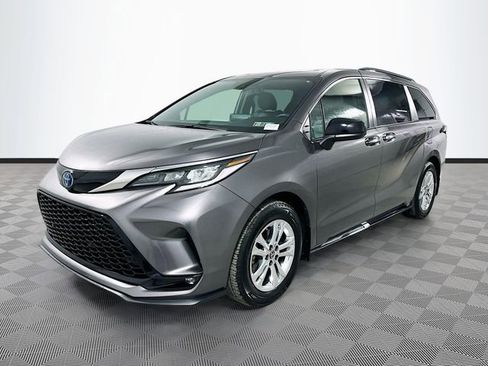 Used 2022 Toyota Sienna XSE image 3