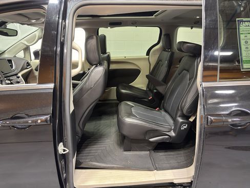 Used 2023 Chrysler Pacifica Touring-L AWD/4WD image 12