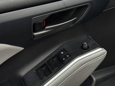 Used 2022 Toyota Highlander LE image 26