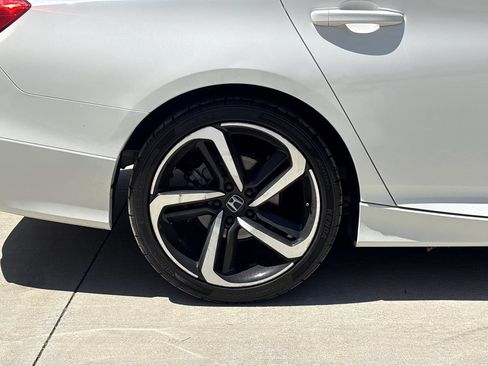 Used 2018 Honda Accord Sport image 9