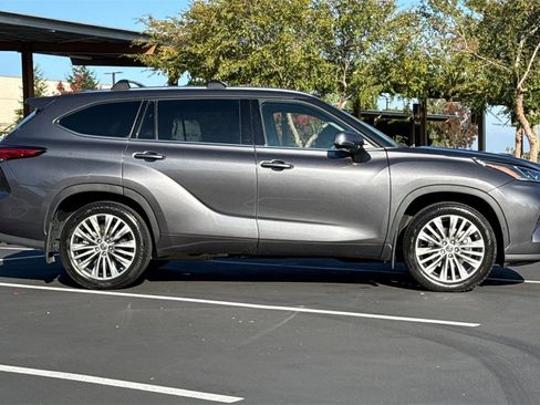 Used 2022 Toyota Highlander Platinum image 8