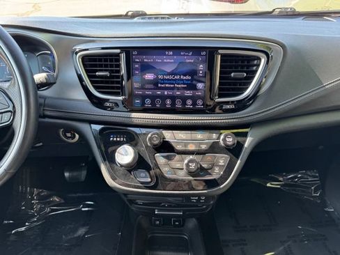 Used 2020 Chrysler Pacifica Limited w/ Advanced Safetytec Group FWD image 2