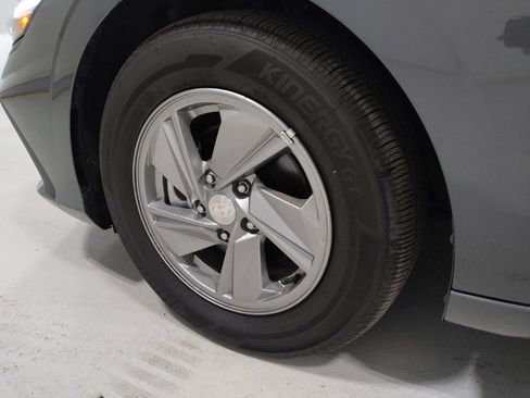 Used 2025 Hyundai Elantra SE FWD image 31