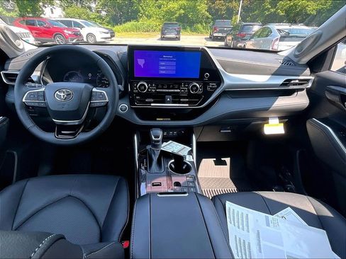 New 2026 Toyota Highlander Platinum AWD/4WD image 12