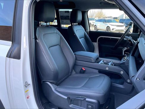 Used 2025 Land Rover Defender 90 S image 9