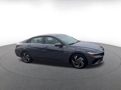 Used 2025 Hyundai Elantra SEL image 2