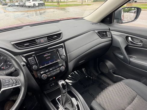 Used 2020 Nissan Rogue SV AWD/4WD image 2