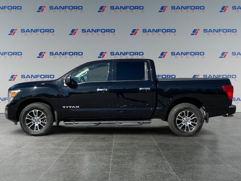Used 2021 Nissan Titan SV w/ SV Convenience Package image 2