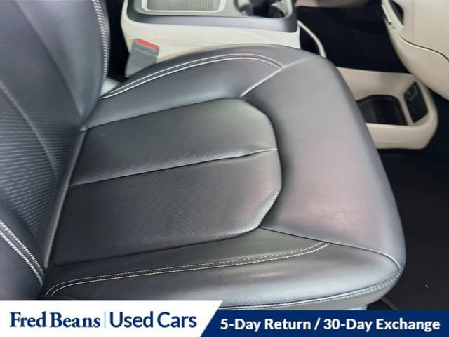 Used 2023 Chrysler Pacifica Touring-L FWD image 38