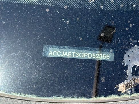 Used 2016 Jeep Renegade Latitude FWD image 3