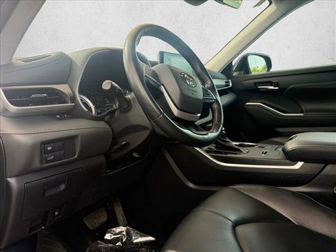 Used 2022 Toyota Highlander XLE FWD image 18